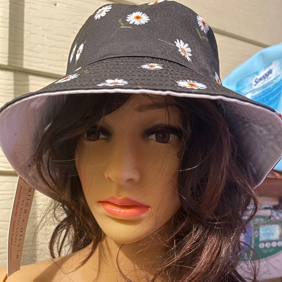 ALICE + OLIVIA Reversible Daisy Bucket Hat - Picture 7 of 12